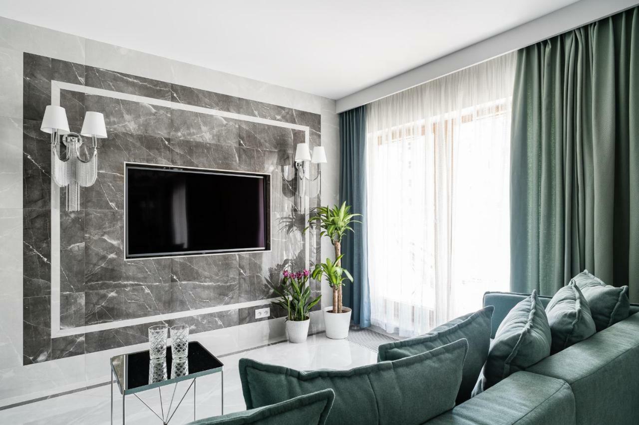Queen Apartment *